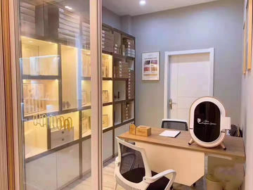 Máquina home da análise da pele e do cabelo do uso com o tiro que analisa indicando funções